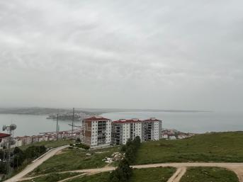 ADA MAHALLESİNDE DENİZ VE ŞEHİR MANZARALI 1+1 SIFIR DAİRE